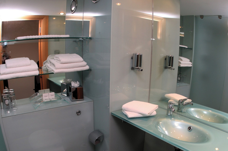 Bathroom 5, Station House Hotel