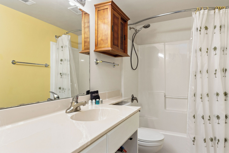 Bathroom, Come Visit Sophomore! 2BR 2BA Beachfront Condo!, Bay