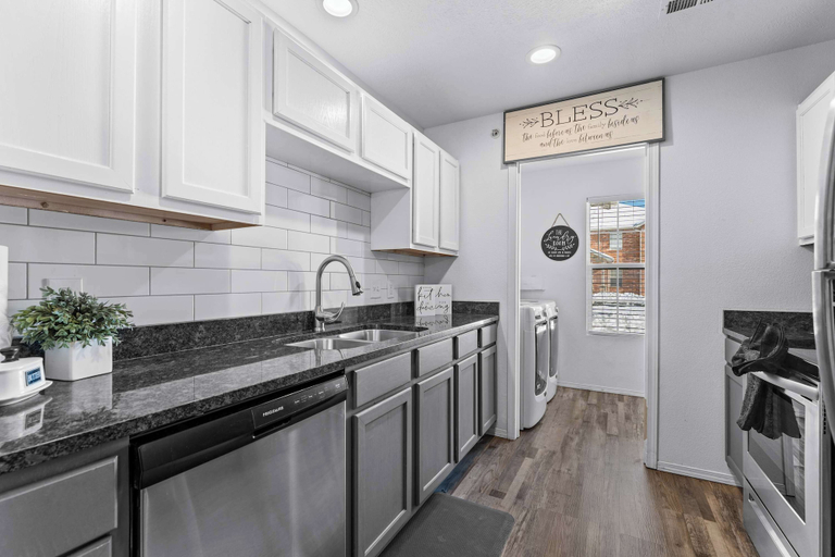 Private kitchen 3, Ashley's Charming Chalet, Taney