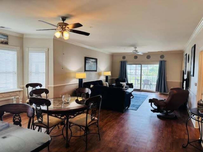 Interior 4, Magnolia Pointe Luster Leaf 4894-301, Horry