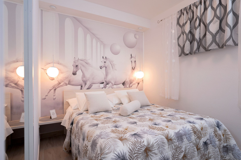 Bedroom 3, Villa Capitis in the Centre - Deluxe Apartment with Swimming Pool, Hvar