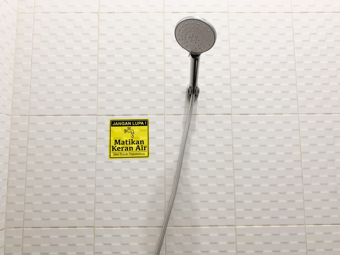 Bathroom 2, RedDoorz Syariah @ Mlati Yogyakarta, Sleman