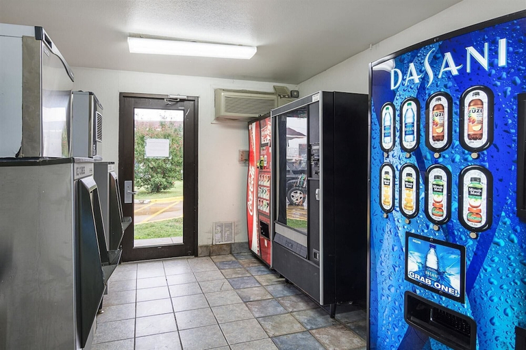 Food & Drinks 5, Motel 6 Fredericksburg, Stafford