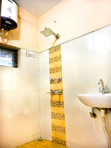 Bathroom 3, Hotel Rainbow, Yamunanagar