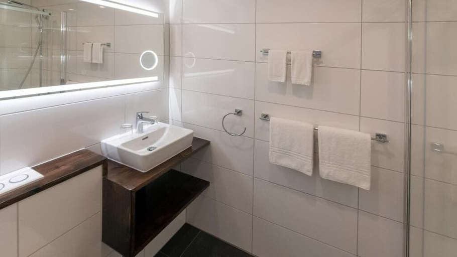 Bathroom 2, Swiss Inn & Apartments, Interlaken