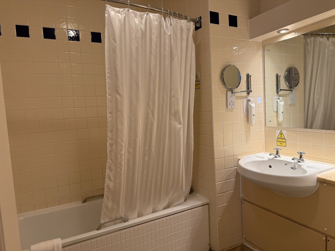 Bathroom 3, Red Lion Hotel by Greene King Inns, Hampshire
