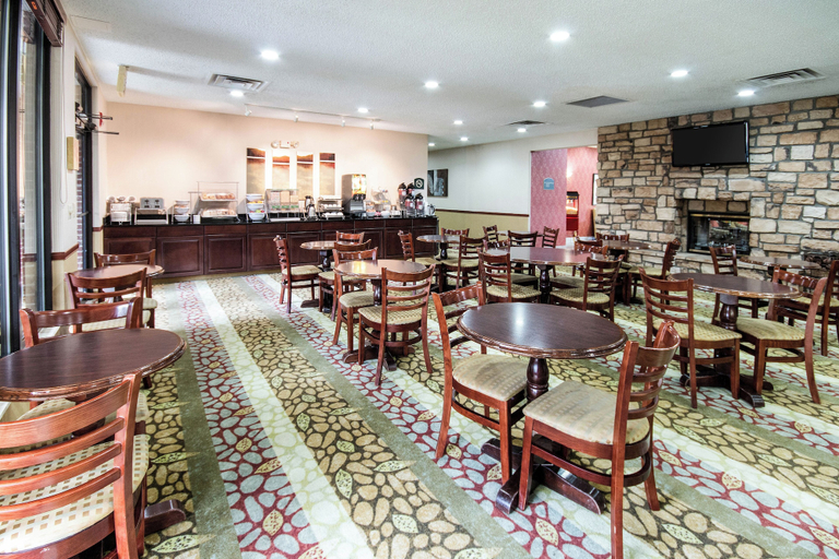 Dining, River Bluff Hotel & Conference Center, Wood