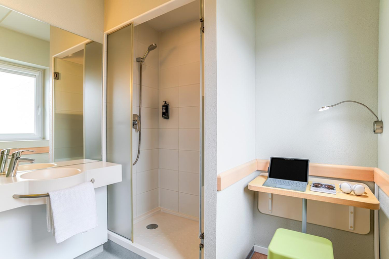 Bathroom 3, ibis budget Bilbao Barakaldo, Vizcaya