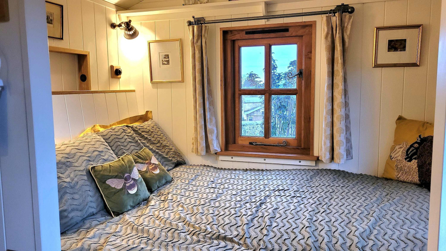 Room 5, Plank Bridge Shepherds Hut in Orchard - Peaceful Escape for Two, North Yorkshire