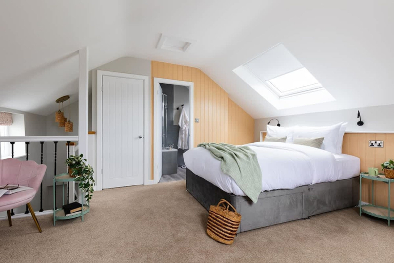 Room 4, Ivy Mews - Converted Barn in Popular Village, North Yorkshire