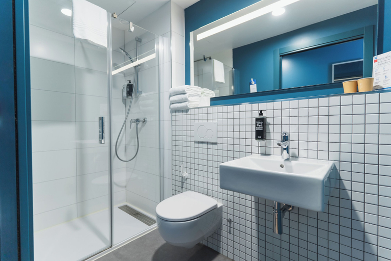 Bathroom 5, ibis Budget Madrid Albasanz, Madrid