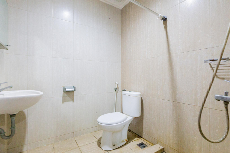 Bathroom 4, RedDoorz near T1 Juanda Airport, Surabaya