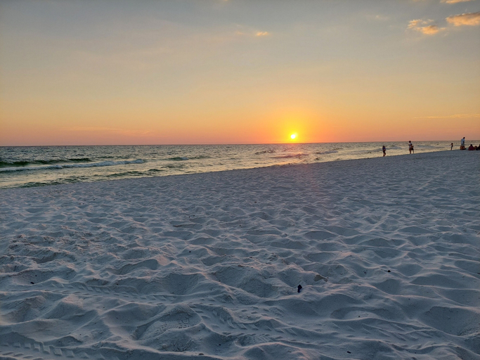 Beach 2, Seas the Day! Your Perfect 2BR Beachfront Escape! Sleeps 8!, Bay