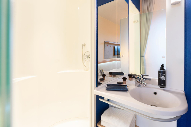 Bathroom 4, Ibis budget Geneve Aeroport, Genève