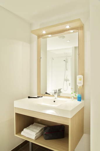 Bathroom 4, Aparthotel Adagio Access Le Havre Les Docks, Seine-Maritime