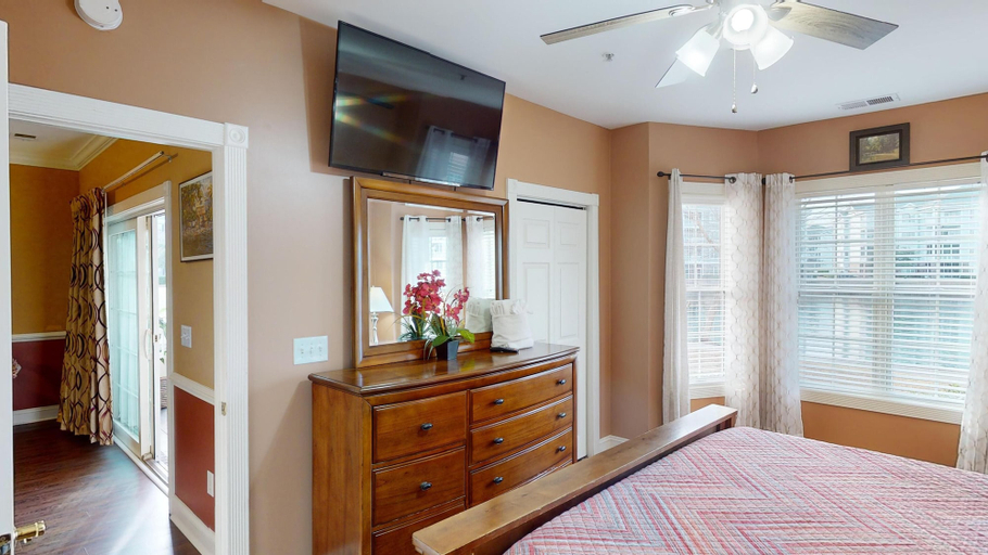 Interior 4, Magnolia Pointe Luster Leaf 4837-102, Horry