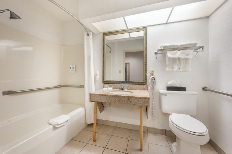 Bathroom 5, Quality Inn & Suites Near Amish Country, Rush