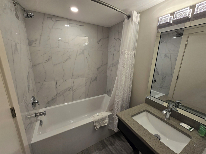 Bathroom 5, Sahara Courtyard Inn Penticton, Okanagan-Similkameen