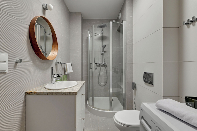 Bathroom 5, Maszynownia by BrowarHevelius Apartments, Gdańsk City