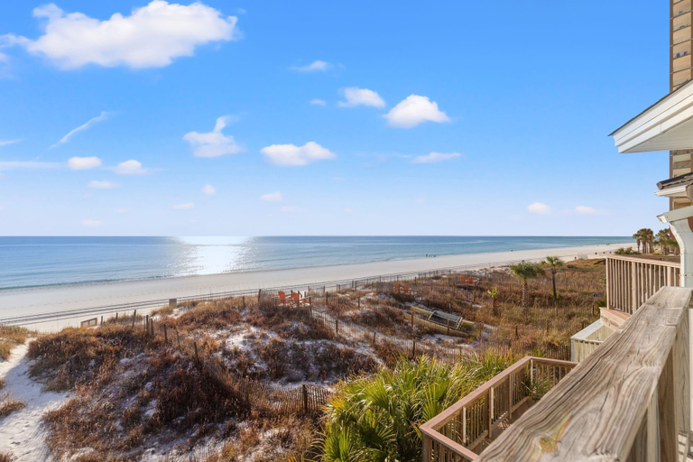 Beach 2, Go-jo Getaway! Coastal Comfort, 2BR Beachfront Townhouse, Sleeps 6, Bay