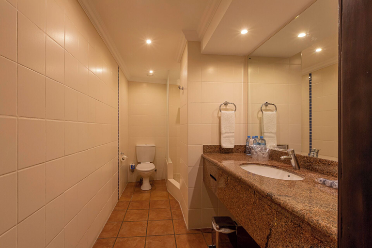 Bathroom 4, Hotel Cardoso, Maputo