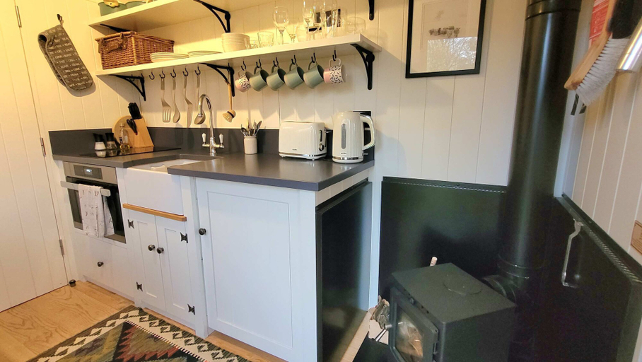 Room 2, Plank Bridge Shepherds Hut in Orchard - Peaceful Escape for Two, North Yorkshire