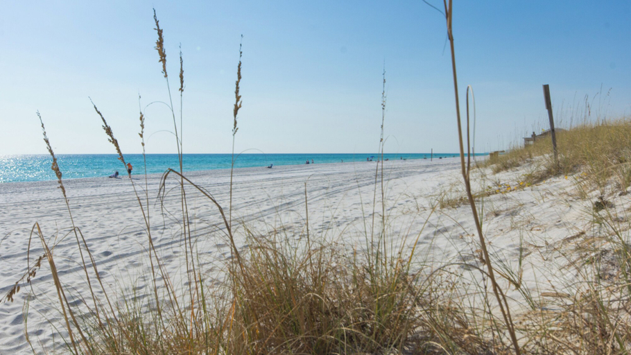 Beach 3, Seas the Day! Your Perfect 2BR Beachfront Escape! Sleeps 8!, Bay