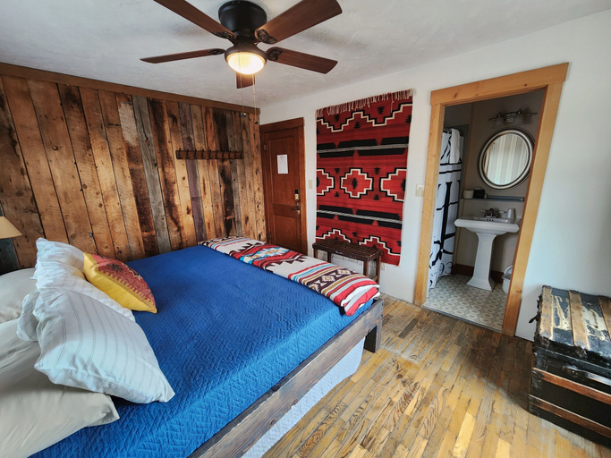 Bedroom 3, The Hand Hotel, Park