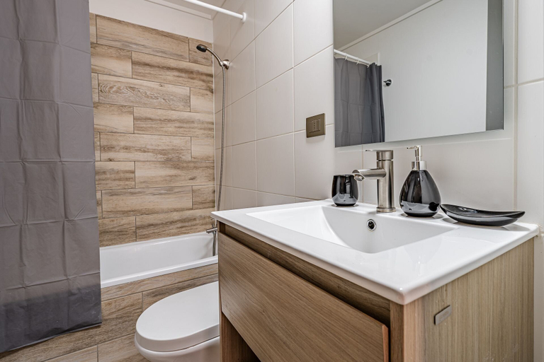 Bathroom 4, Condor 1152, Cordillera