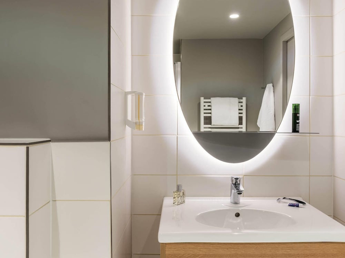 Bathroom, Aparthotel Adagio Access Colombes La Défense, Hauts-de-Seine