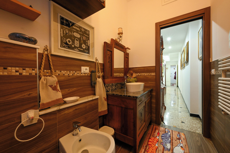 Bathroom 2, La Tana di Misha, Genova