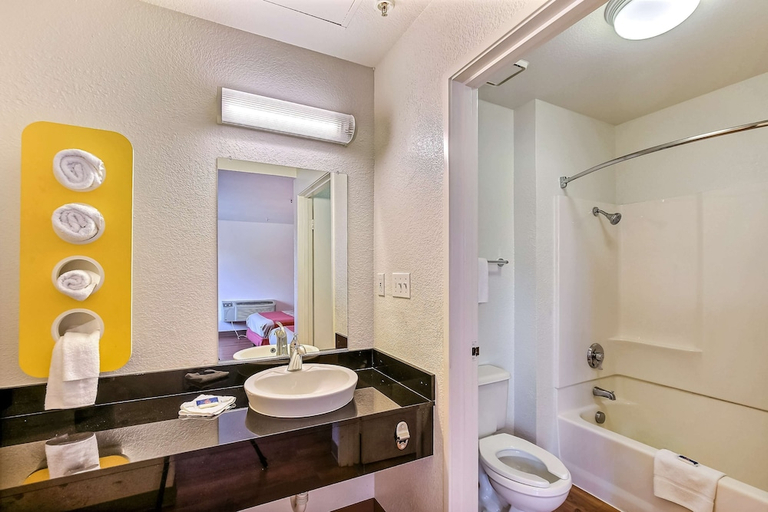Bathroom 4, Motel 6 Pinole, CA, Contra Costa