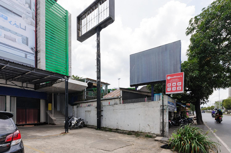Exterior & Views, RedDoorz Syariah near Q-Mall Banjarbaru, Banjar