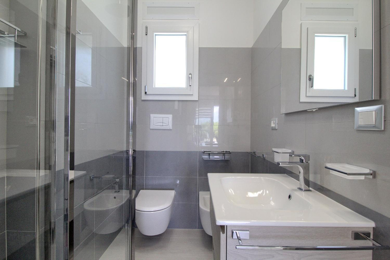 Bathroom 3, Sunset Greg by LoveSud, Lecce
