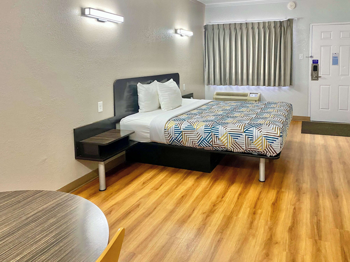 Bedroom 3, Motel 6 Huntington, WV, Cabell