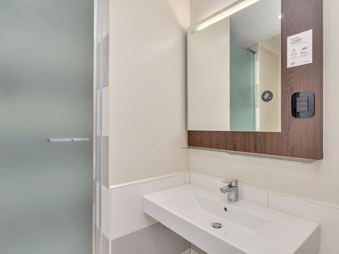 Bathroom 3, B&B Hotel Cremona, Cremona