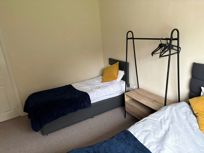 Room 3, Wolves Retreat Sleeps 7 With Garden Parking, Wolverhampton
