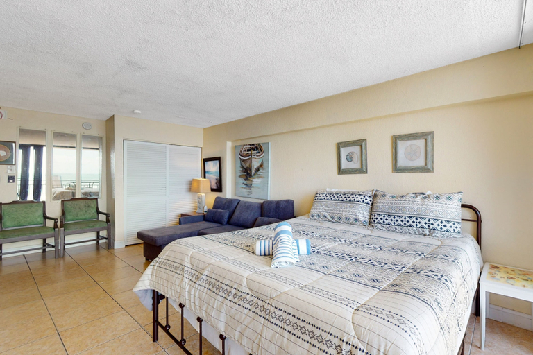 Interior 3, Hawaiian Inn 422, Volusia