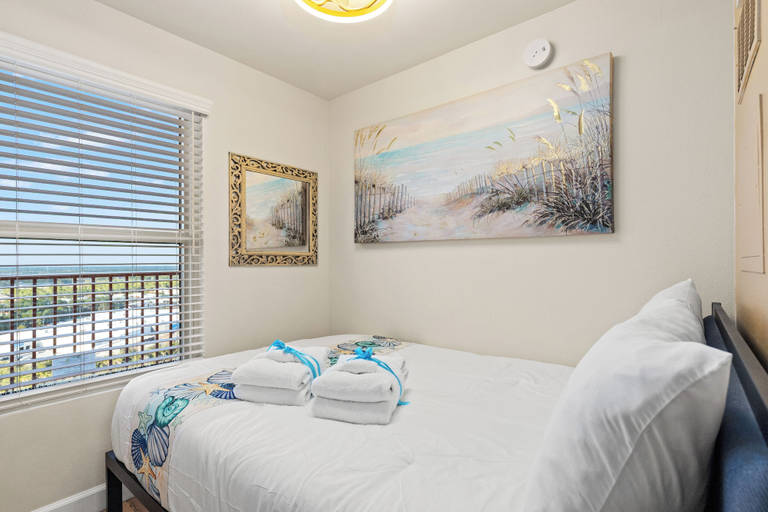 Room 4, Come Visit Sophomore! 2BR 2BA Beachfront Condo!, Bay