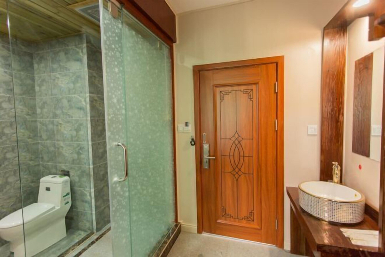 Bathroom 4, Lugu Manor Hotel, Lijiang