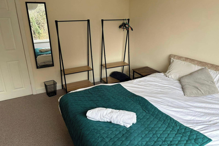 Room 2, Wolves Retreat Sleeps 7 With Garden Parking, Wolverhampton