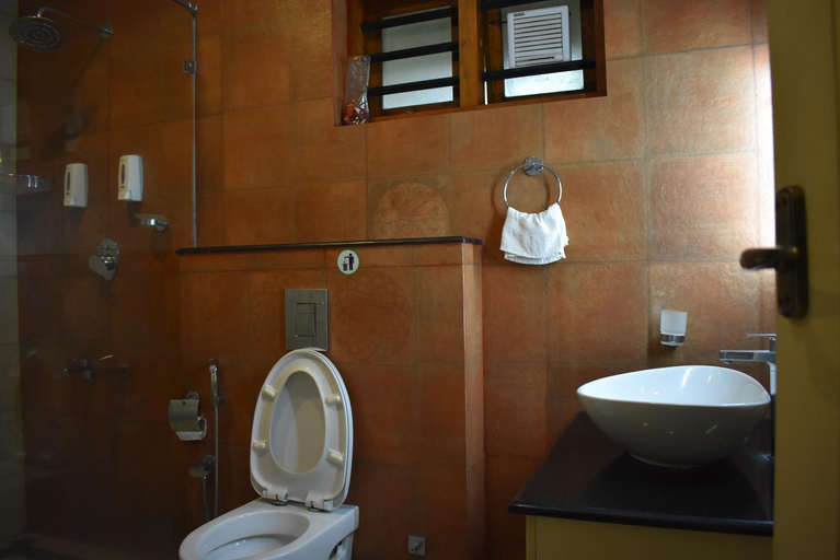 Bathroom 3, Vista Del Lago, Wayanad