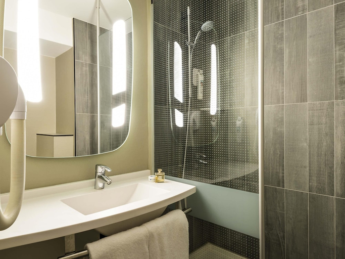 Bathroom 4, ibis Paris Gare du Nord Chateau Landon 10th, Paris