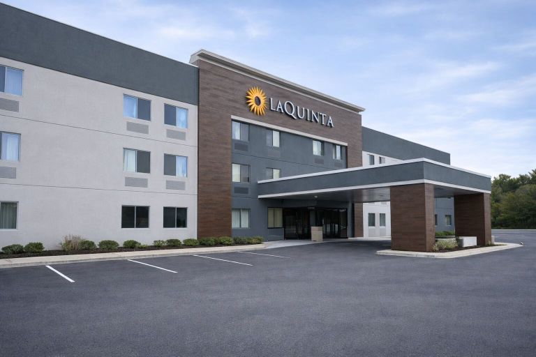Exterior & Views 2, La Quinta Inn & Suites by Wyndham Stevens Point, Portage