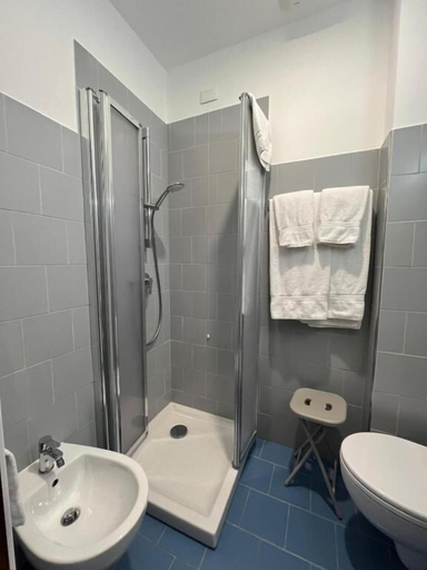 Bathroom 5, Hotel Valentino, Genova