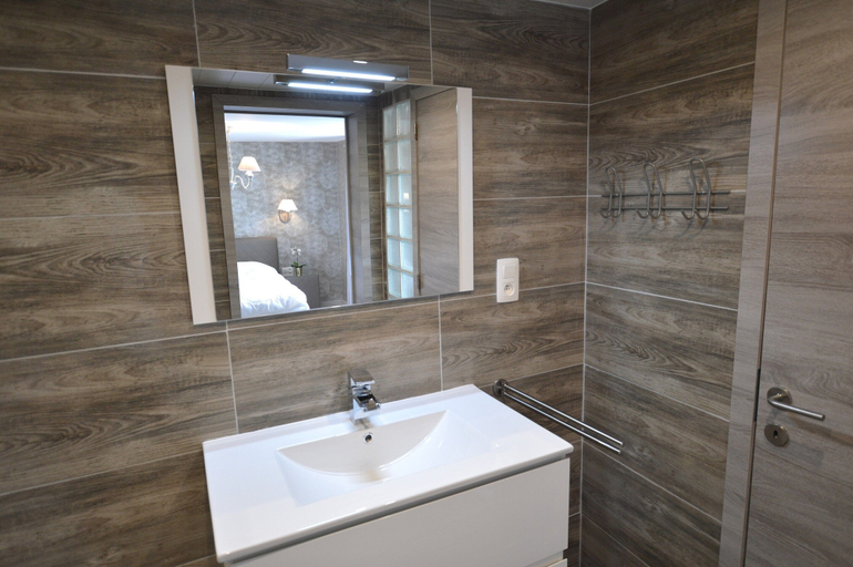 Bathroom 3, Farmhouse in Aublain With Terrace, Hainaut