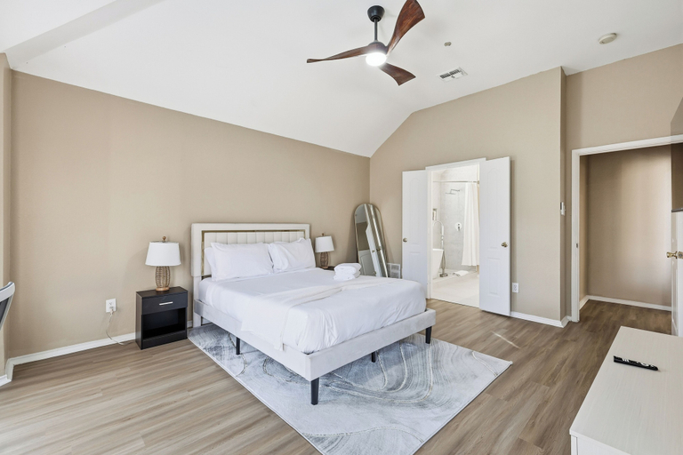 Room 4, Modern 4B Retreat with Pool in Frisco, Collin