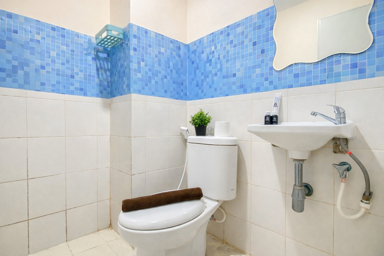 Bathroom 2, Cozy with Contemporary 2BR Space at Apartment Bogor Valley By Travelio, Bogor