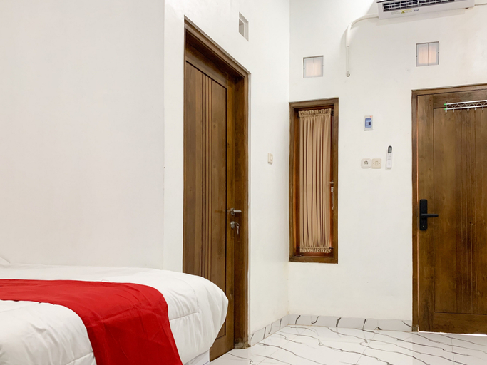 Bedroom 5, RedDoorz Syariah @ Mlati Yogyakarta, Sleman