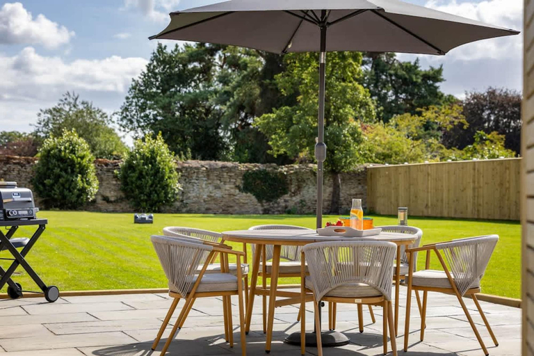 Room 5, Castle View Cottage with Hot Tub and EV Charging, North Yorkshire